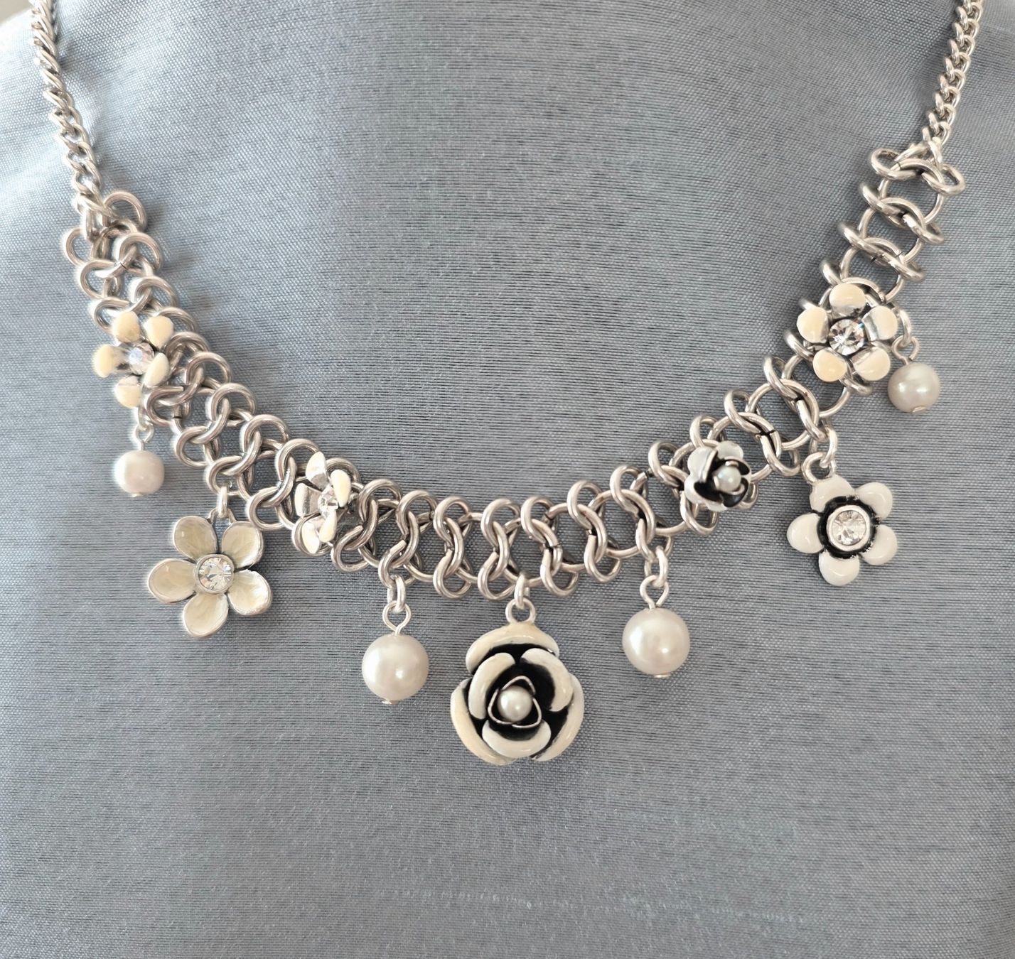 Catenine: Elegantes Collier mit Perlen & Blüten Design - A&C neu – Nuovo e nell'imballaggio originale da Uetikon am See venduto da Springdream 4