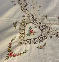 Nappe ancienne coton brodée à la main, dentelle délicate!