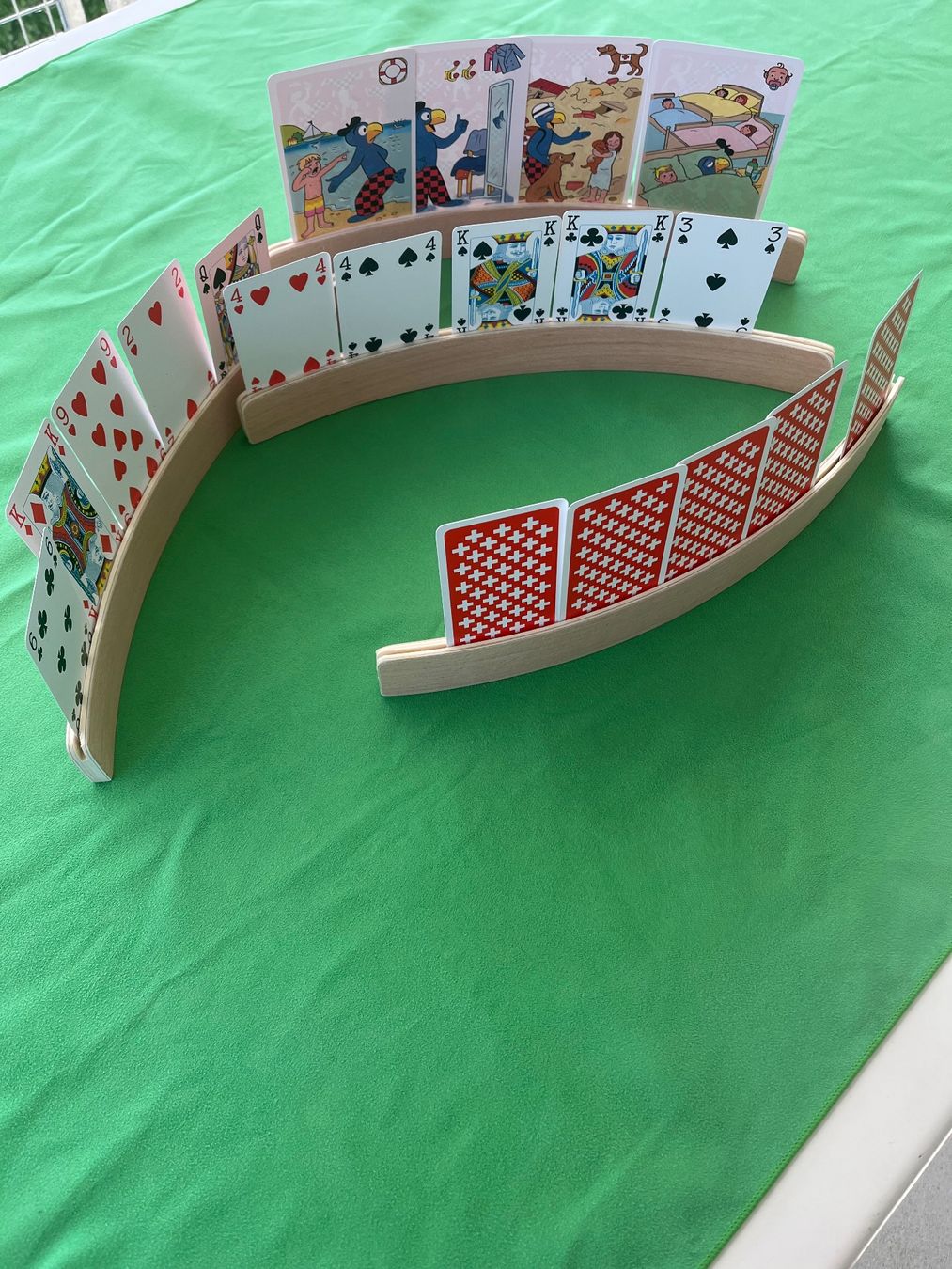 Giochi: Spielkartenhalter, Holz, dampfgebogen, 4 Elemente zu 34cm – Nuovo e nell'imballaggio originale da Neuenkirch venduto da zwimpferspiel