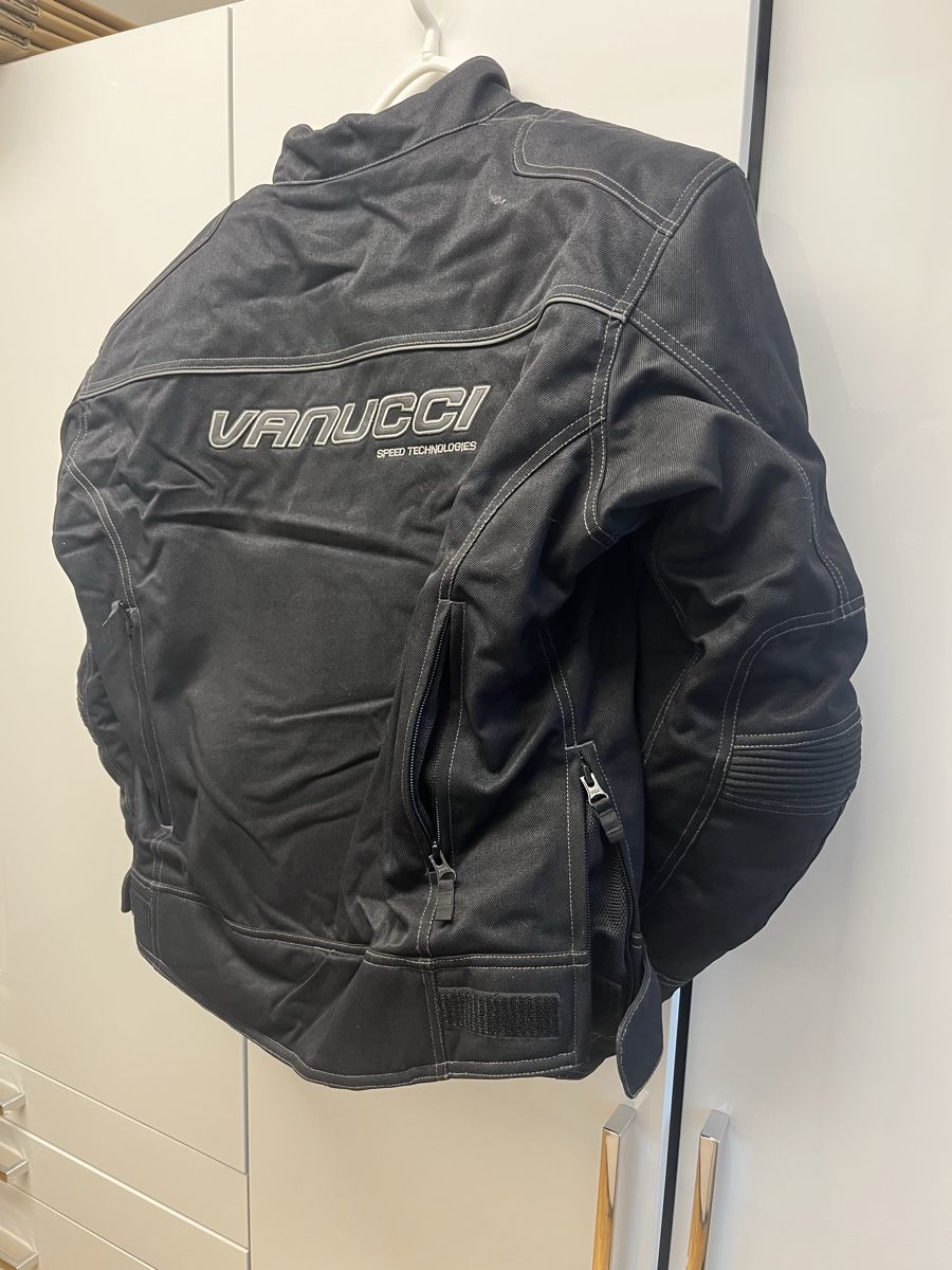 Vanucci Giacche: Vanucci Motorradjacke Gr. 52 Schwarz Neu!!! – Nuovo e nell'imballaggio originale da Rorschacherberg venduto da zse_r8tz 2
