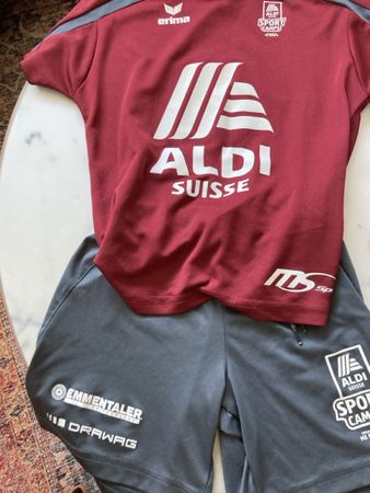 Sportkleidung Grösse 128