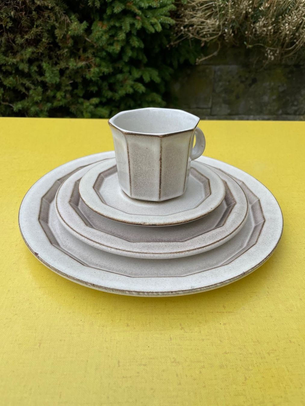 Set di piatti: Geschirrset – Usato da Herzogenbuchsee venduto da jemar