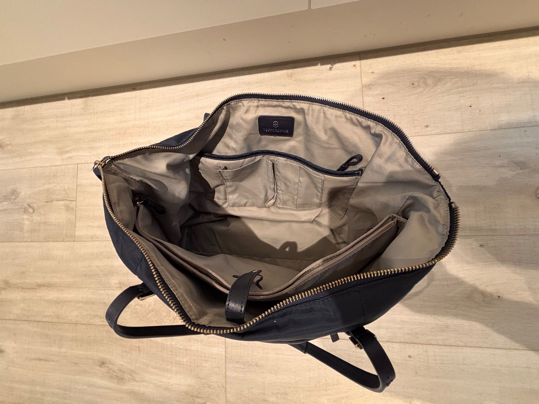 Victorinox Borse da donna: Victorinox Tasche dunkelblau, grosse Laptoptasche – Usato da Wettswil venduto da Missyellow 4