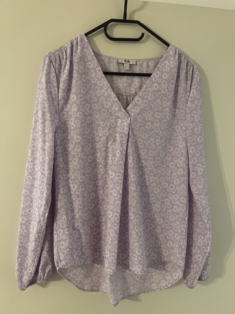 C&A Blusen: Sommerliche C&A Bluse, Flieder mit Blumenmuster, Gr. 36 – Gebraucht aus Meilen von sculptur