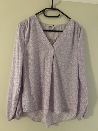 Sommerliche C&A Bluse, Flieder mit Blumenmuster, Gr. 36