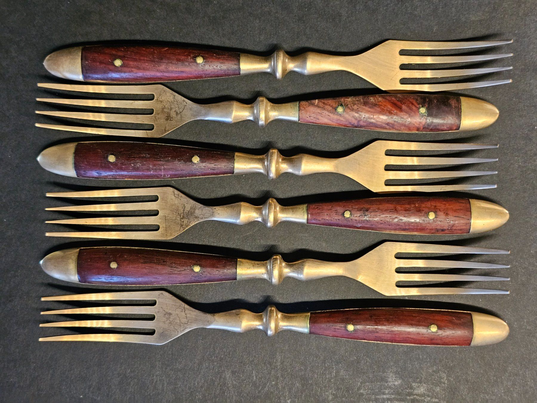 Bestecksets: goldenes Besteck mit Holzgriff – Gebraucht aus Meisterschwanden von Hummer21 1
