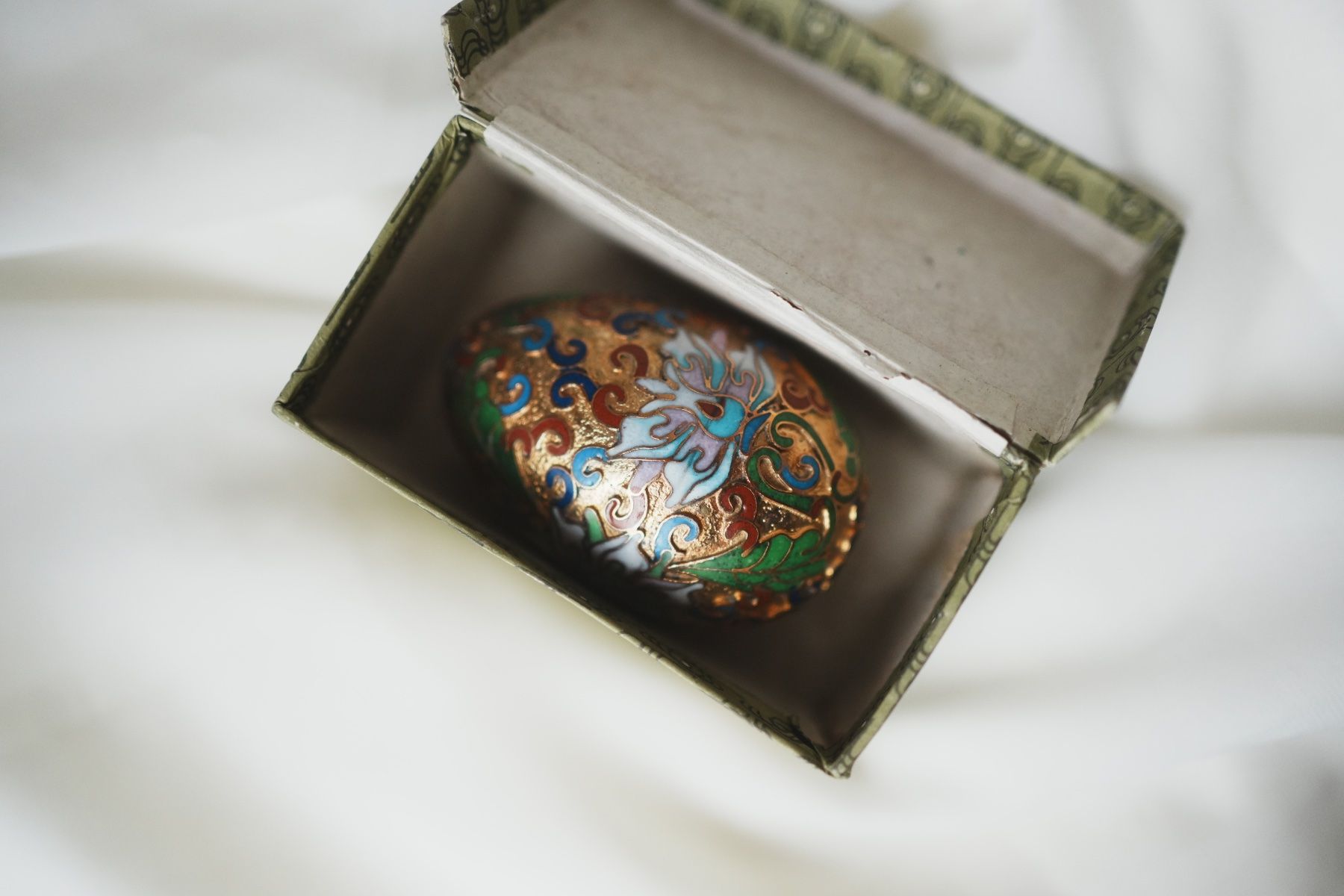 Tutte le decorazioni: Metallisches Ei mit Cloisonné-Emaille – Nuovo e nell'imballaggio originale da Volketswil venduto da HeredisAntiques 4