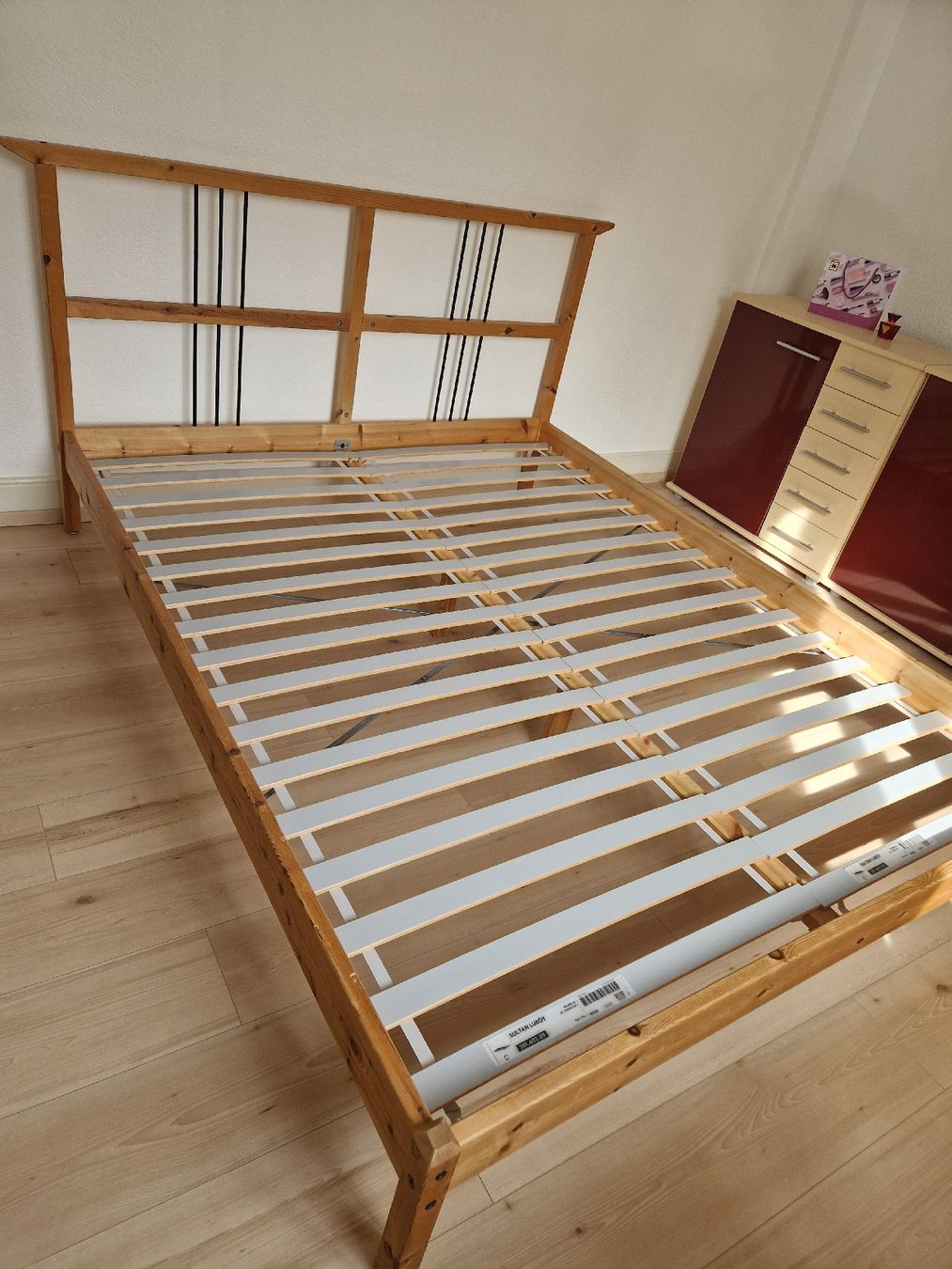 Holzartikel: Ikea Pine Bed Frame with Slats - King Size – Gebraucht aus Adliswil von Nazia1981