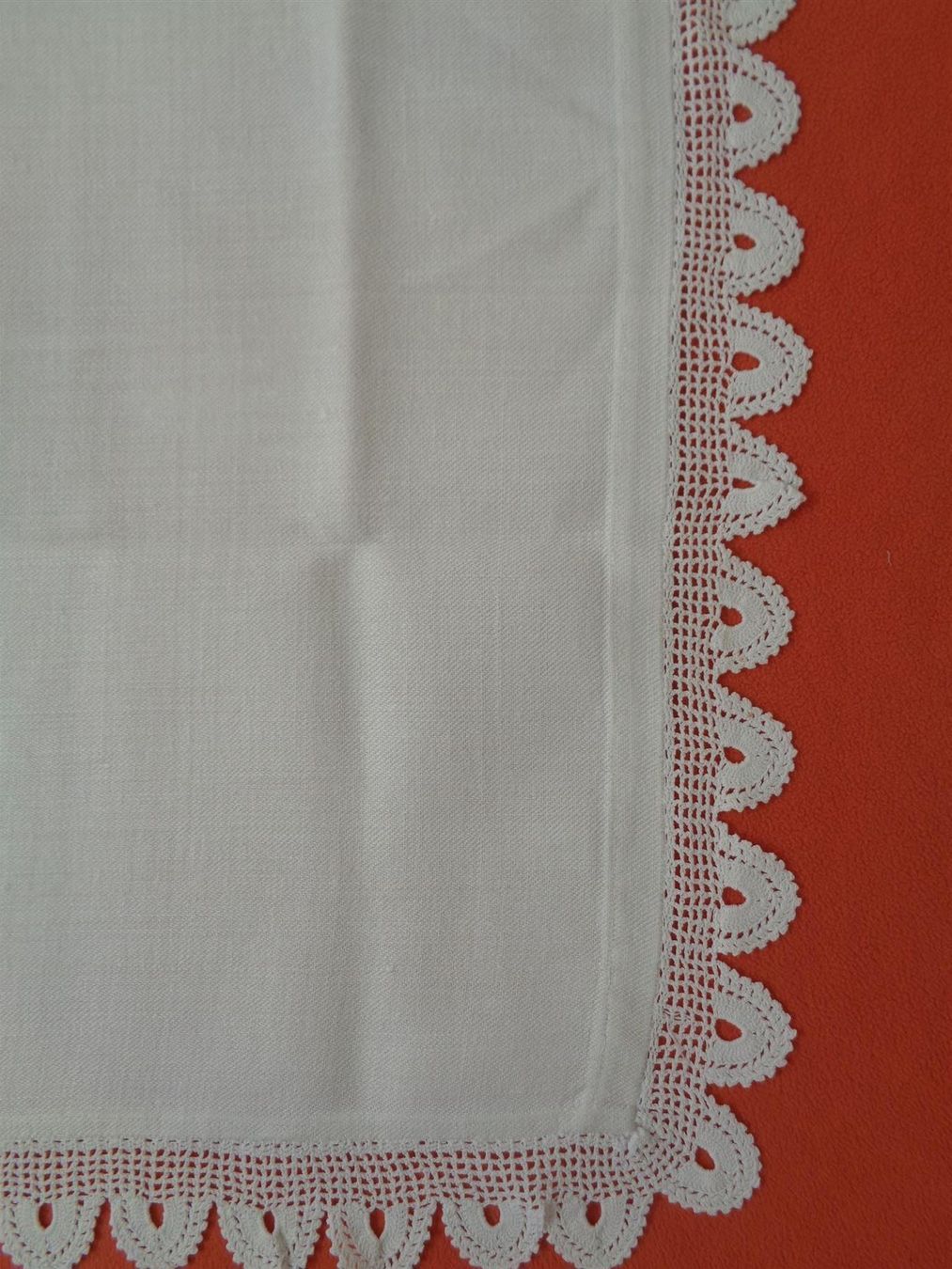 Altra biancheria da tavola: Tischläufer mit Spitzen 63x106cm.Vintage – Usato da Chur venduto da omonia 2