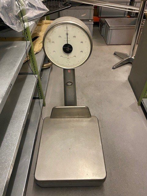 Produktbild von OUSIKA Mechanische Federwaage 32 Kg – Tragbar, Hohe Präzision, Mit Integriertem Lineal (2-in-1)