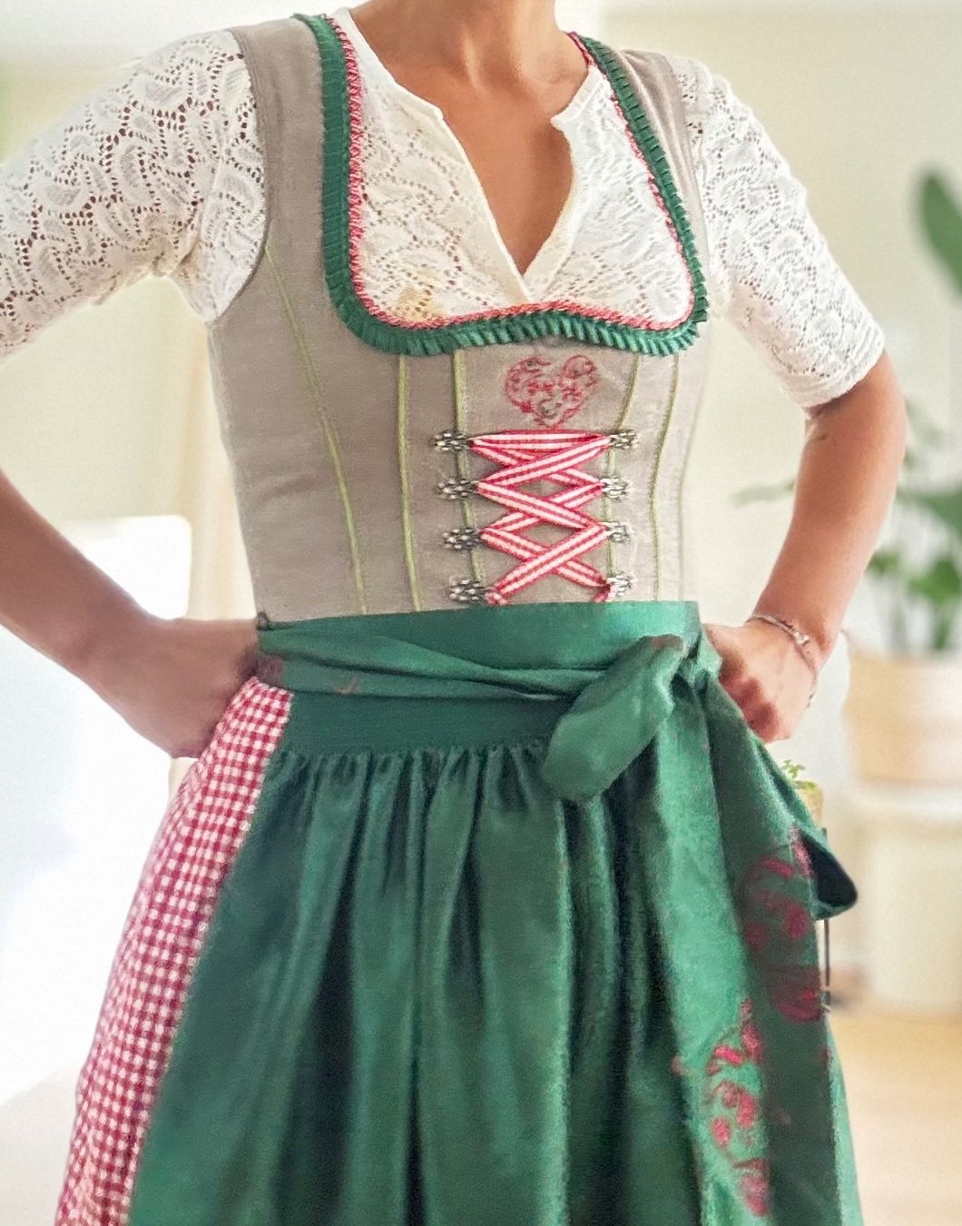 Kleider: Original Münchner DIRNDL, Grösse 32 – Gebraucht aus Herrliberg von kat_q7sj 1