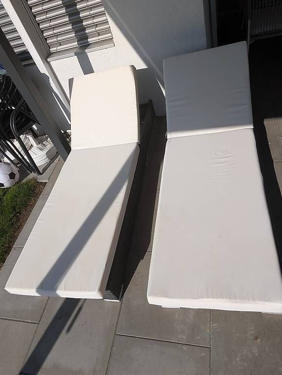 Chaises longues: Liegestühle und Tisch – D'occasion à Bettwiesen par lala8 2