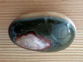 Polychromer Jaspis - Stein, ca. 6 x 3.5 cm