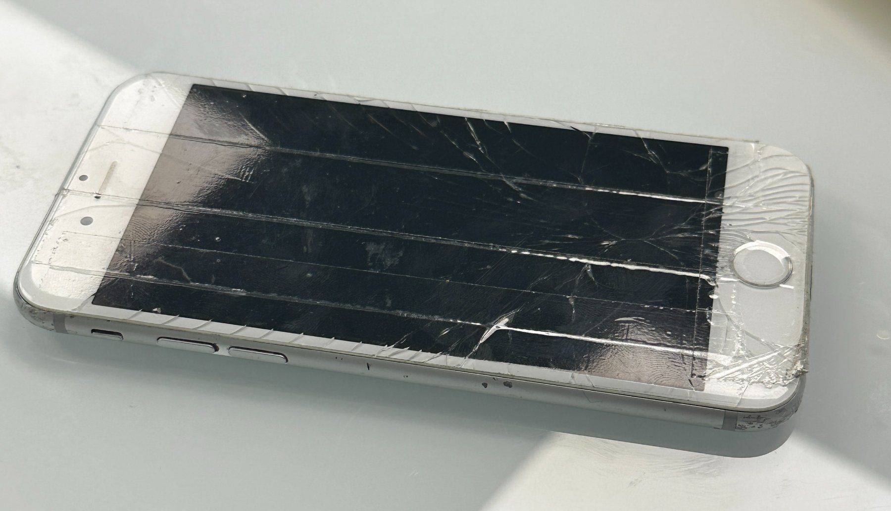 Apple Telefoni cellulari / Smartphones: Apple iPhone 6, 16GB, Silber, defekt – Difettoso da Basel venduto da protekto