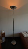 Schöne Stehlampe Metall Licht dimmbar
