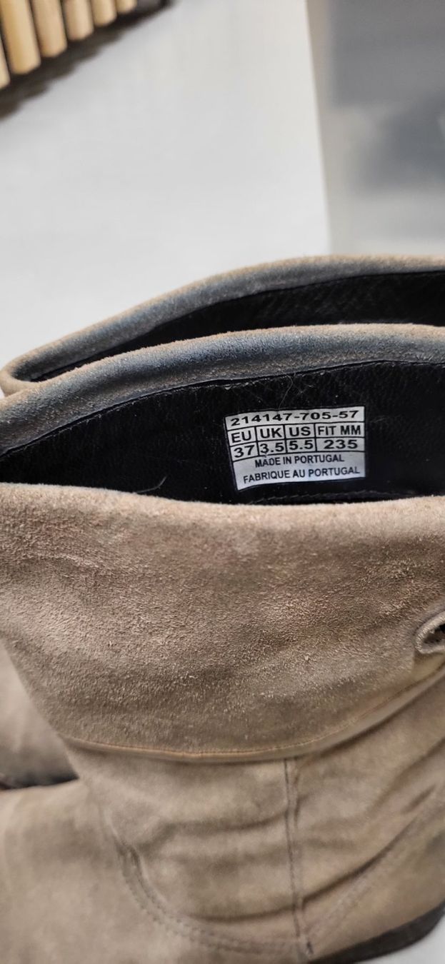 Scarpe da donna: Bottines Levis beige en daim pointure 37,5 – Usato da la tour de peilz venduto da alegre02 2