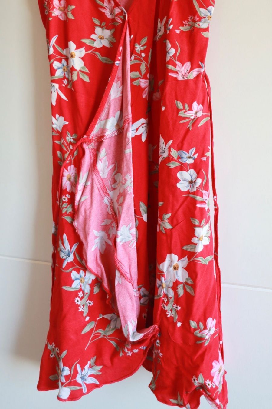 H&M Vestiti: H&M rotes Wickelkleid mit Blumenmuster – Usato da Gachnang venduto da todressgolden 4