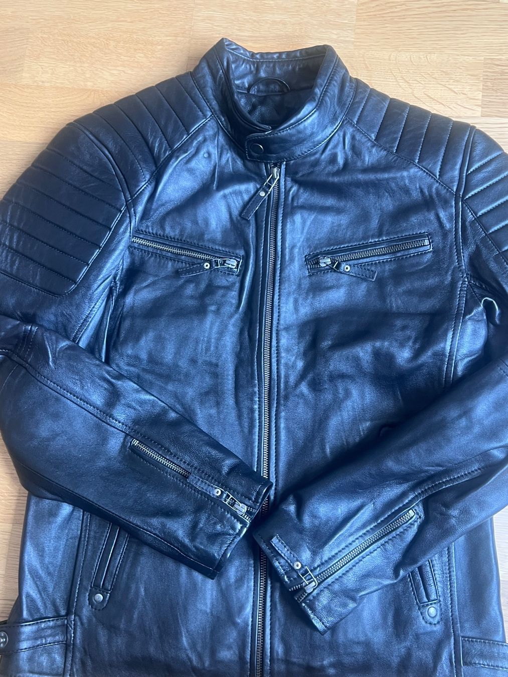Jacken: Issa Leo Leather Jacket – Neu (gemäss Beschreibung) aus Zürich von John_777 1
