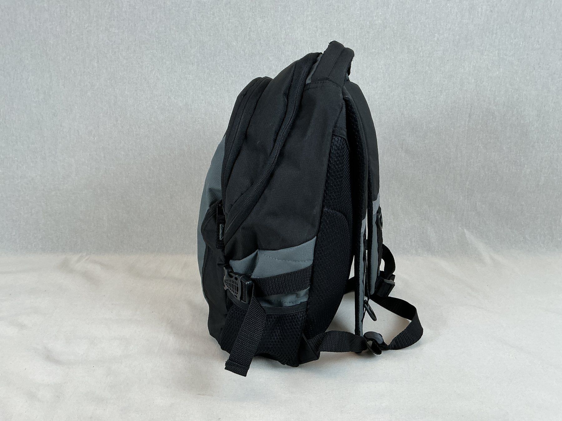 Rucksäcke: RUCKSACK schwarz - grau – Gebraucht aus Richterswil von Restwert_Richterswil 3