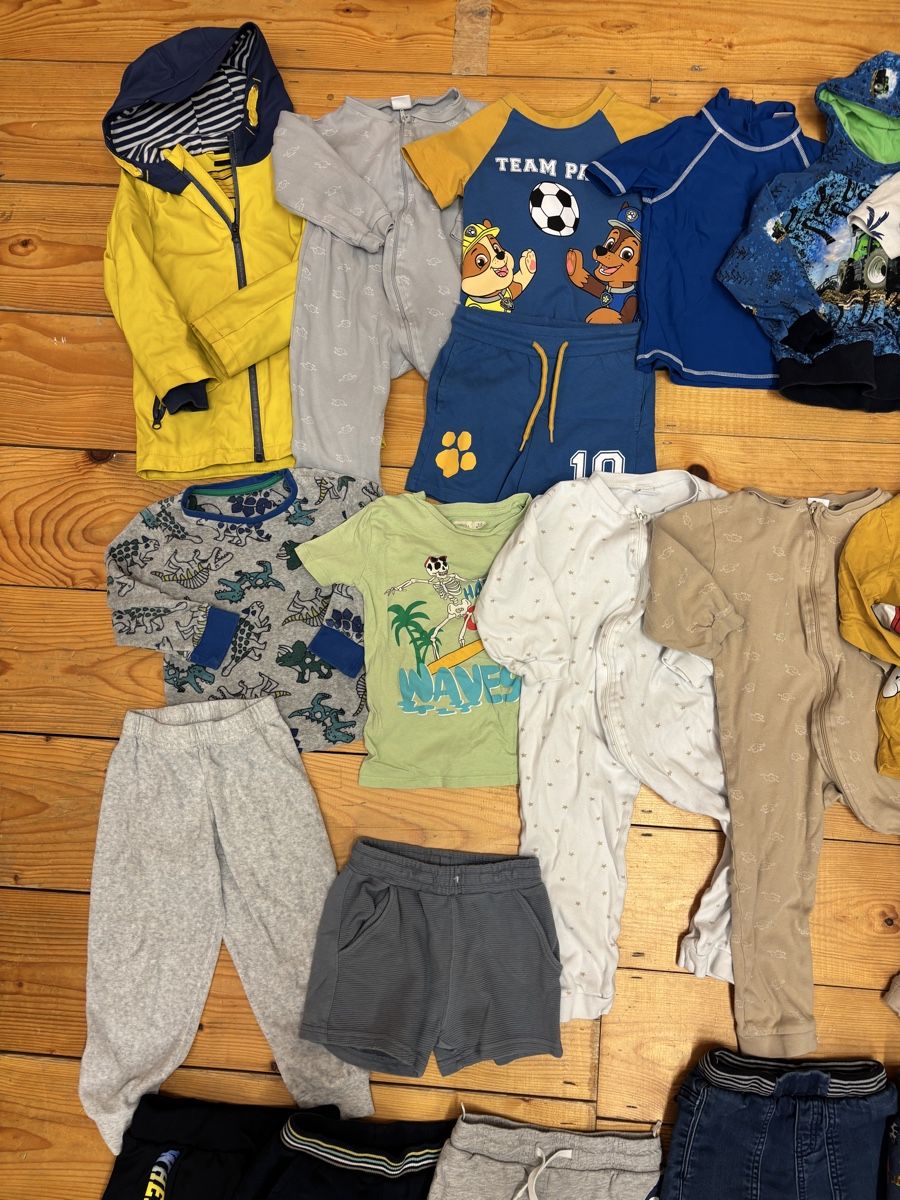 Lotti & Set di vestiti: Kleiderpaket Jungs, Grösse 98 – Usato da Büren an der Aare venduto da Nikito2001 1