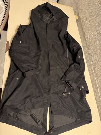 Schwarze Übergangsjacke mit Kapuze, Grösse S – Top Zustand