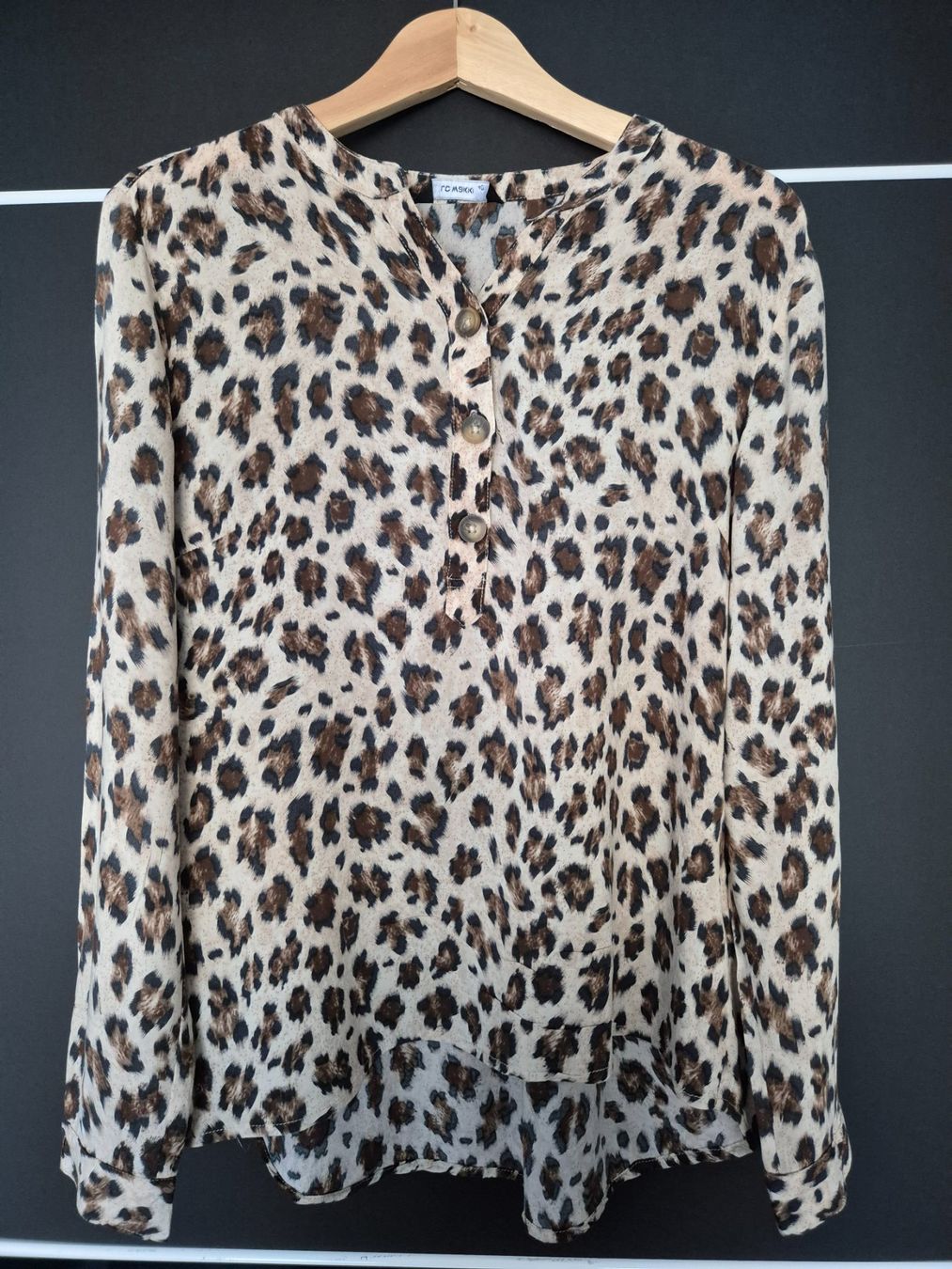 Blusen: Bluse mit Leopard Print – Neu und originalverpackt aus Kloten von Jomali