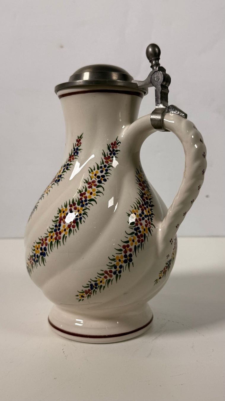 Caraffe: Wechsler Tirolkeramik Karaffe mit Zinndeckel – Usato da Zürich venduto da Hedwig-steig 5