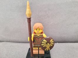 Figurine LEGO Guerrière Amazone avec lance et bouclier