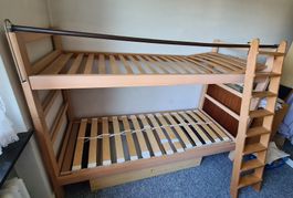Hochbett Holz mit 2 Lattenroste, 2 Matratzen und Leiter