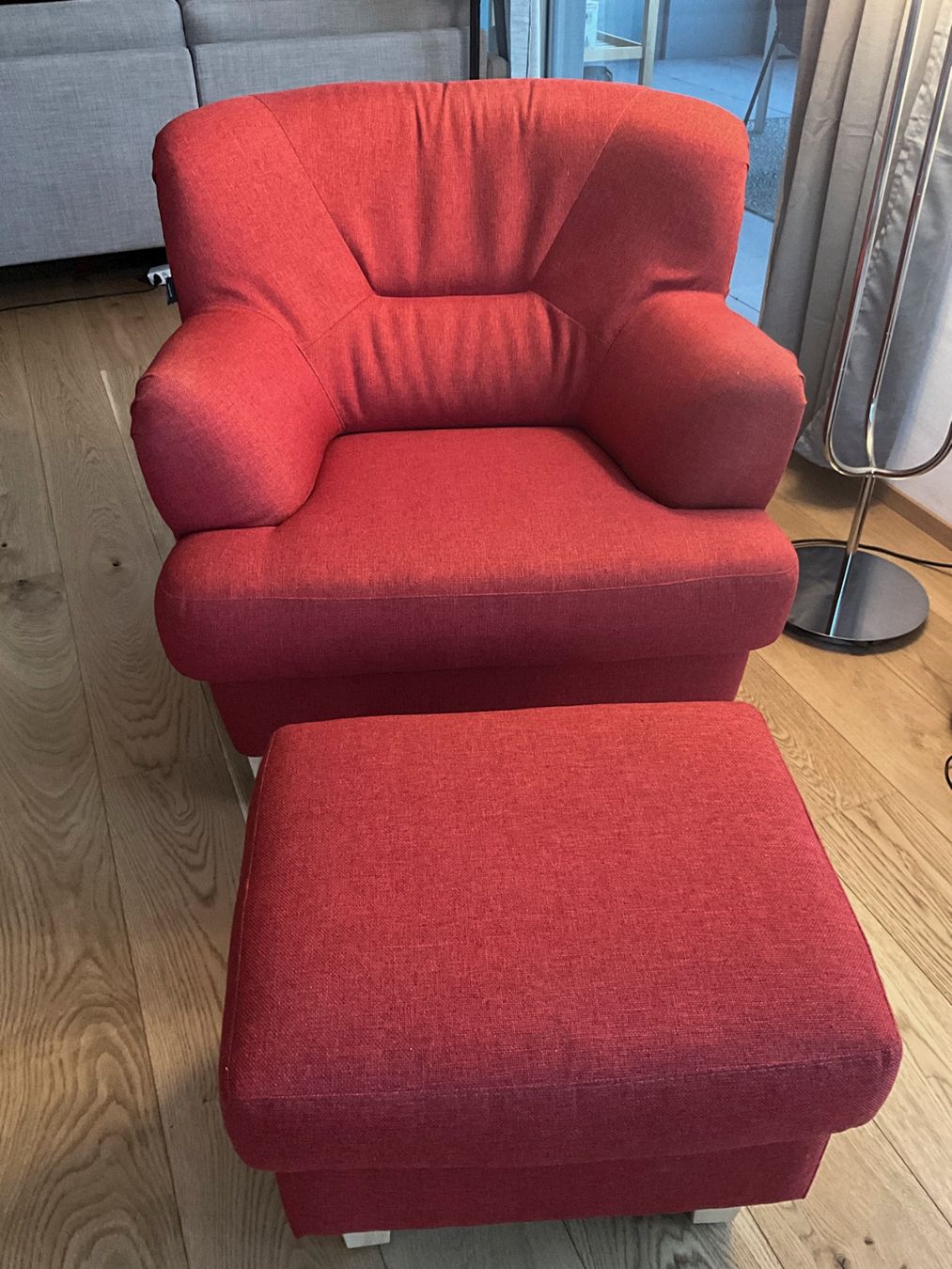 Poltrone: Hjort Knudsen - Roter Sessel mit Hocker – Usato da Steinhausen venduto da Smari