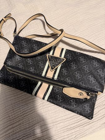 Guess Tasche Schultertasche neuwertig Sommer 2023 47 Zeichen