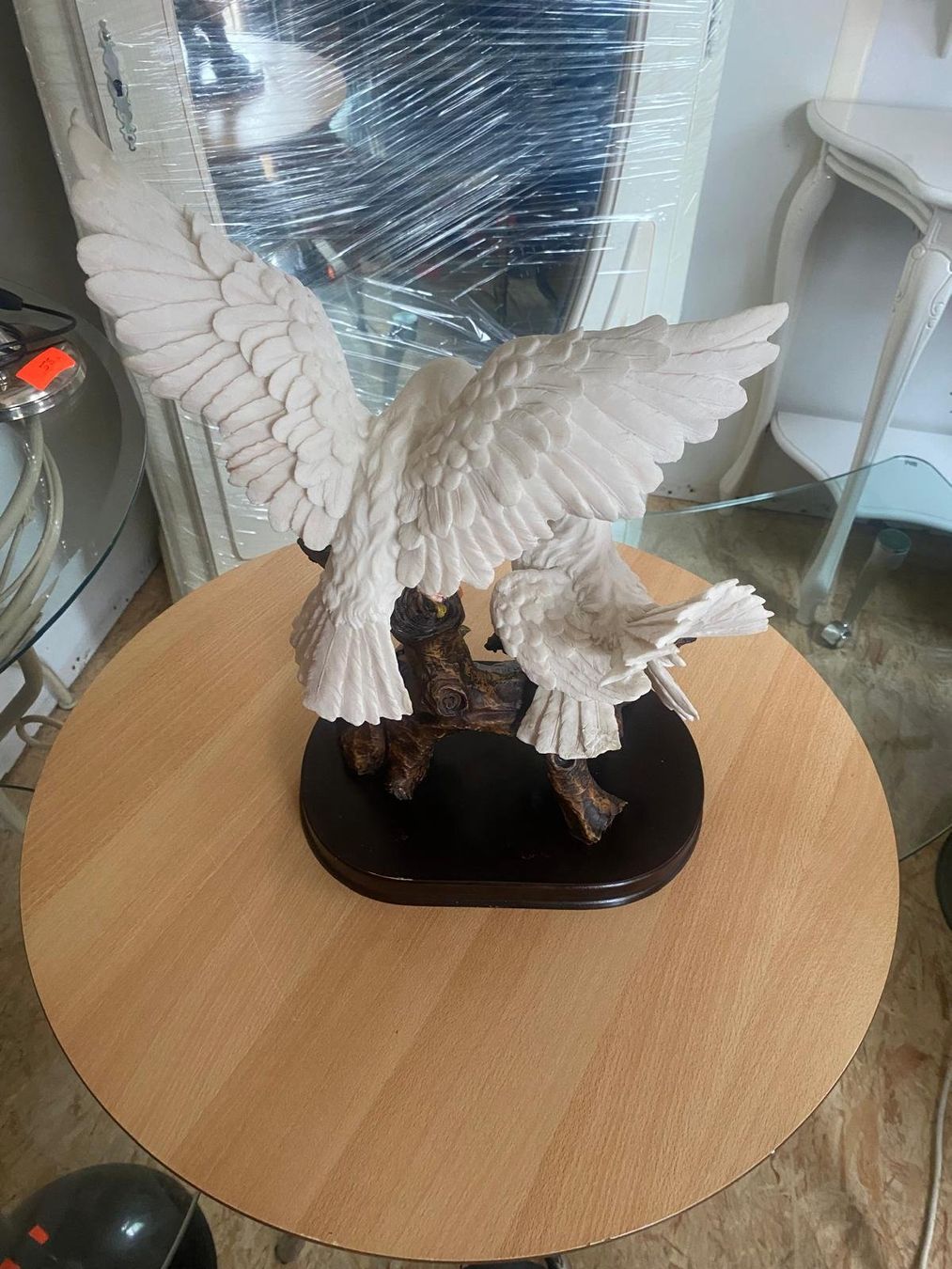 Figuren: Figur mit 2 Tauben, weiss auf Ast mit Blümchen – Gebraucht aus Dietikon von Wildtransporte 2