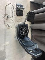 Playseat Rennsitzt mit Logitech Lenkrad und Pedale.