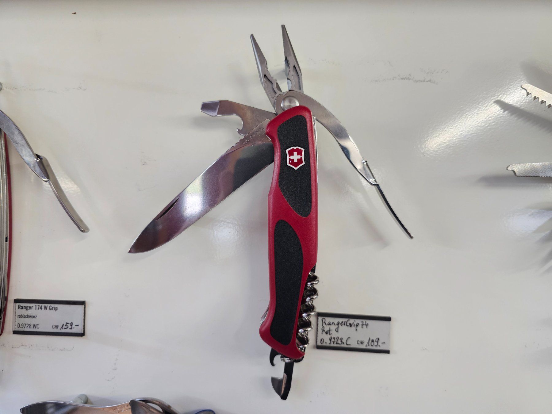 Victorinox Coltelli tascabile: Victorinox Ranger Grip 74  Schweizer Taschenmesser – Nuovo e nell'imballaggio originale da Jegenstorf venduto da Bracher_Mail-House
