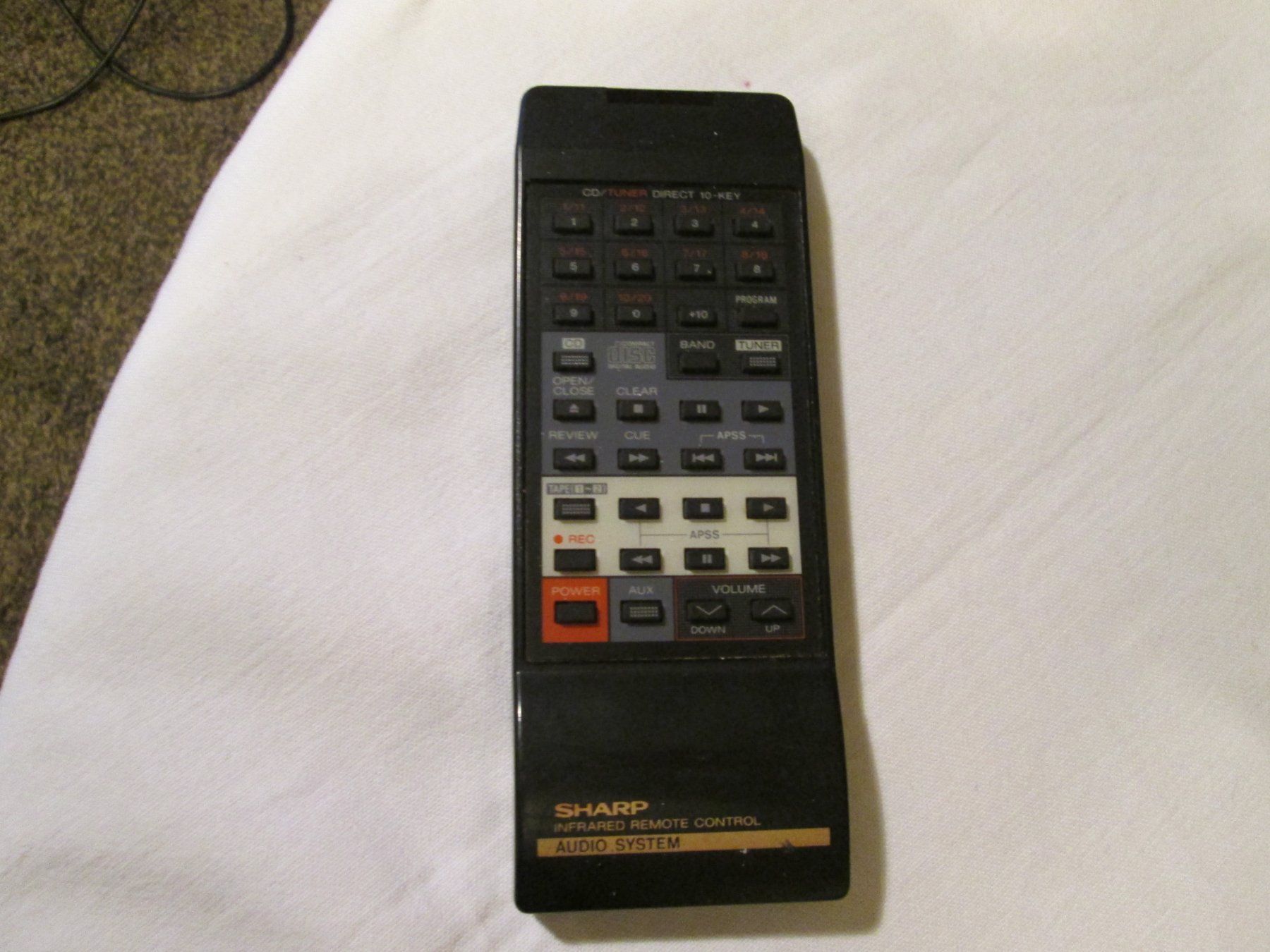 Fernbedienungen: Télécommande Sharp, système audio vintage (62) – Gebraucht aus La Chaux-de-Fonds von Marteaux