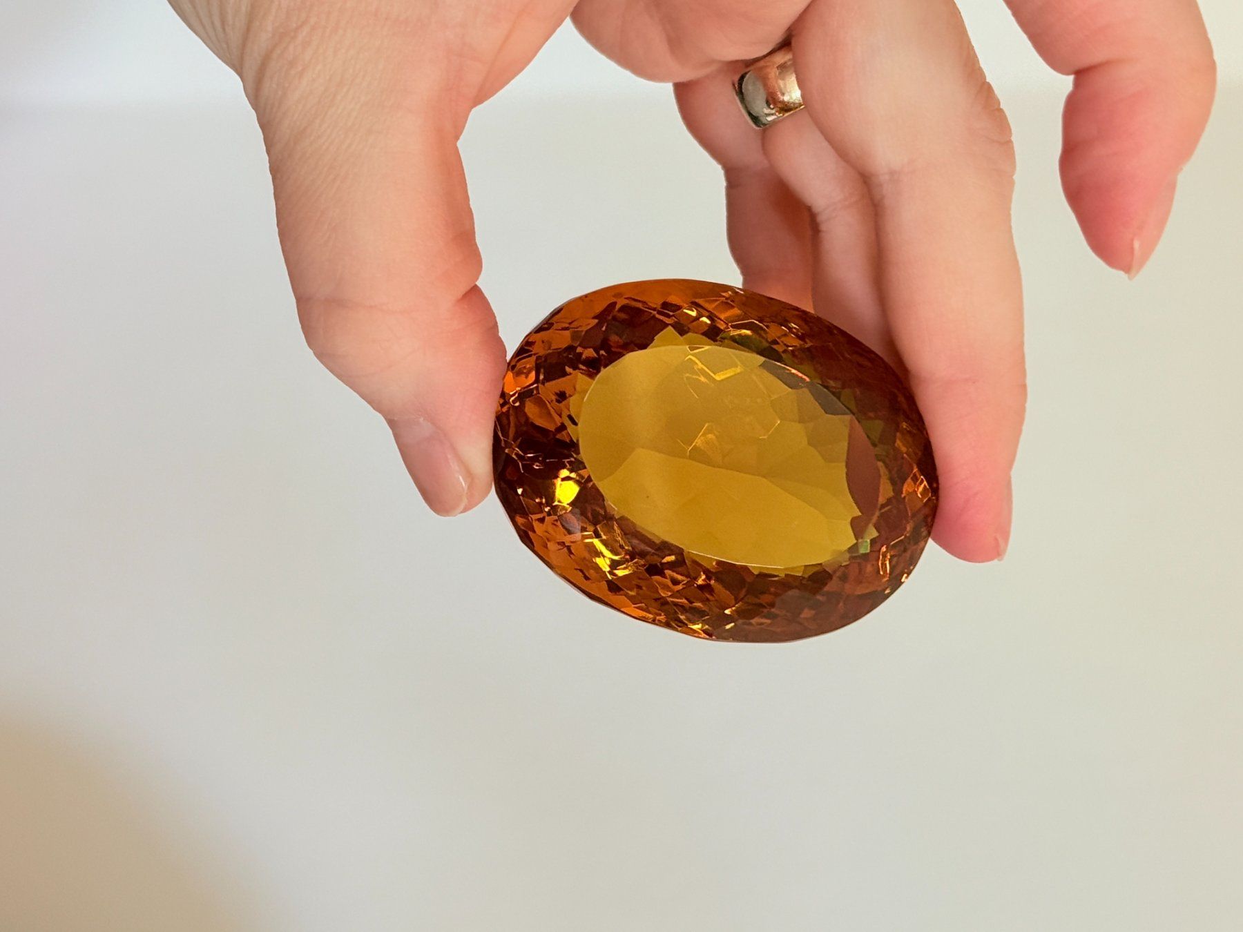 Minerali & Pietre curative: 484.30 Ct Certified Oval Cut Loose Gem – Nuovo e nell'imballaggio originale da Genève venduto da AWWA 8