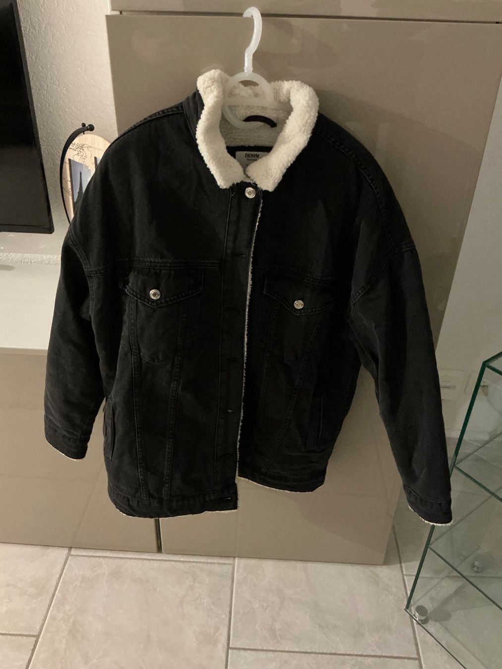Bershka Giacche: Schwarze Jeansjacke mit Teddyfutter Gr.S Bershka – Usato da Würenlos venduto da Chicca2004
