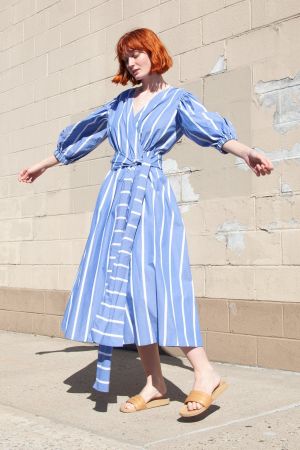 Rejina Pyo blau weiss gestreift Kleid