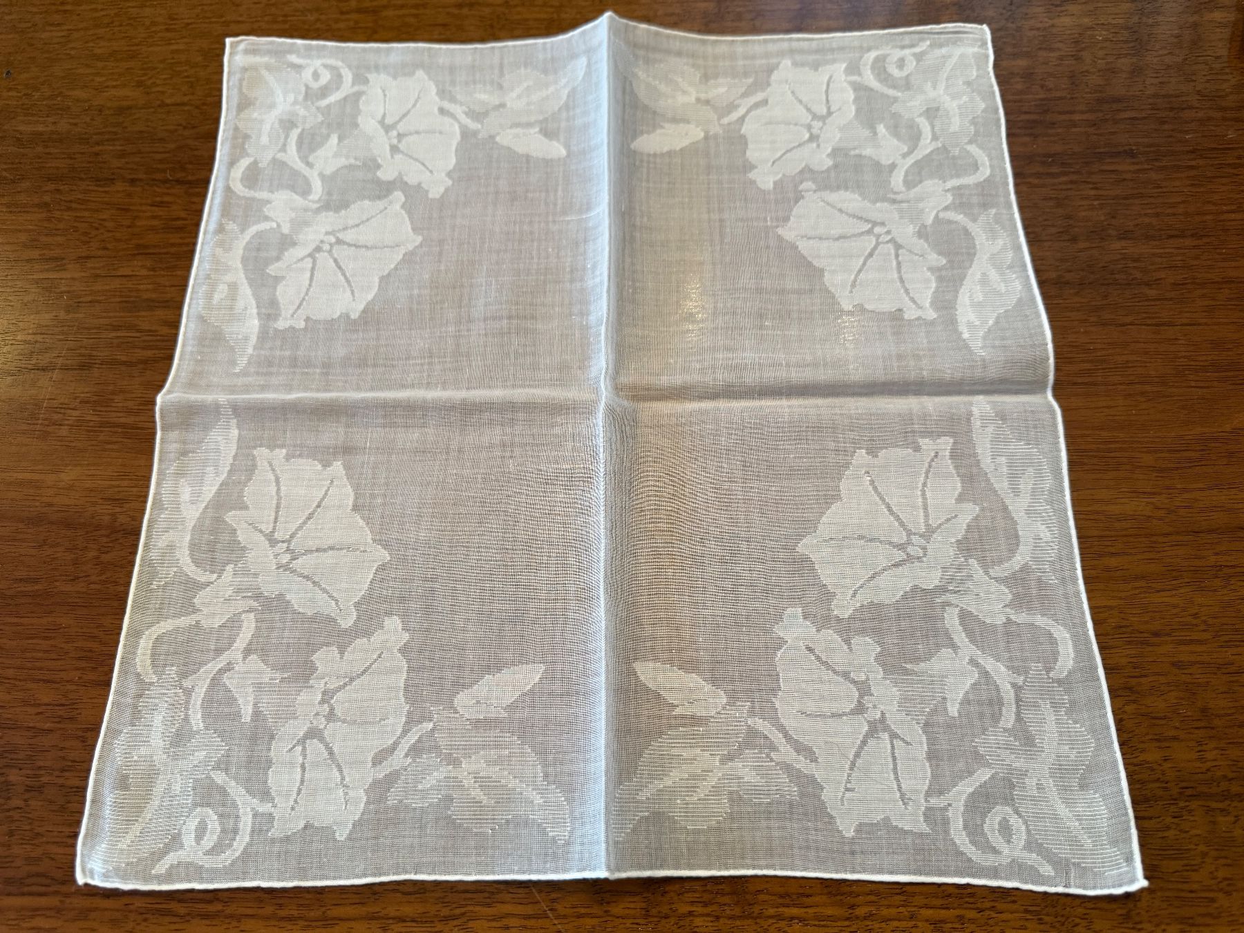 Altro in  Abbigliamento & Accessori: Weisses Stofftaschentuch mit Blumenmuster gebraucht – Usato da Erstfeld venduto da Mario_boe0