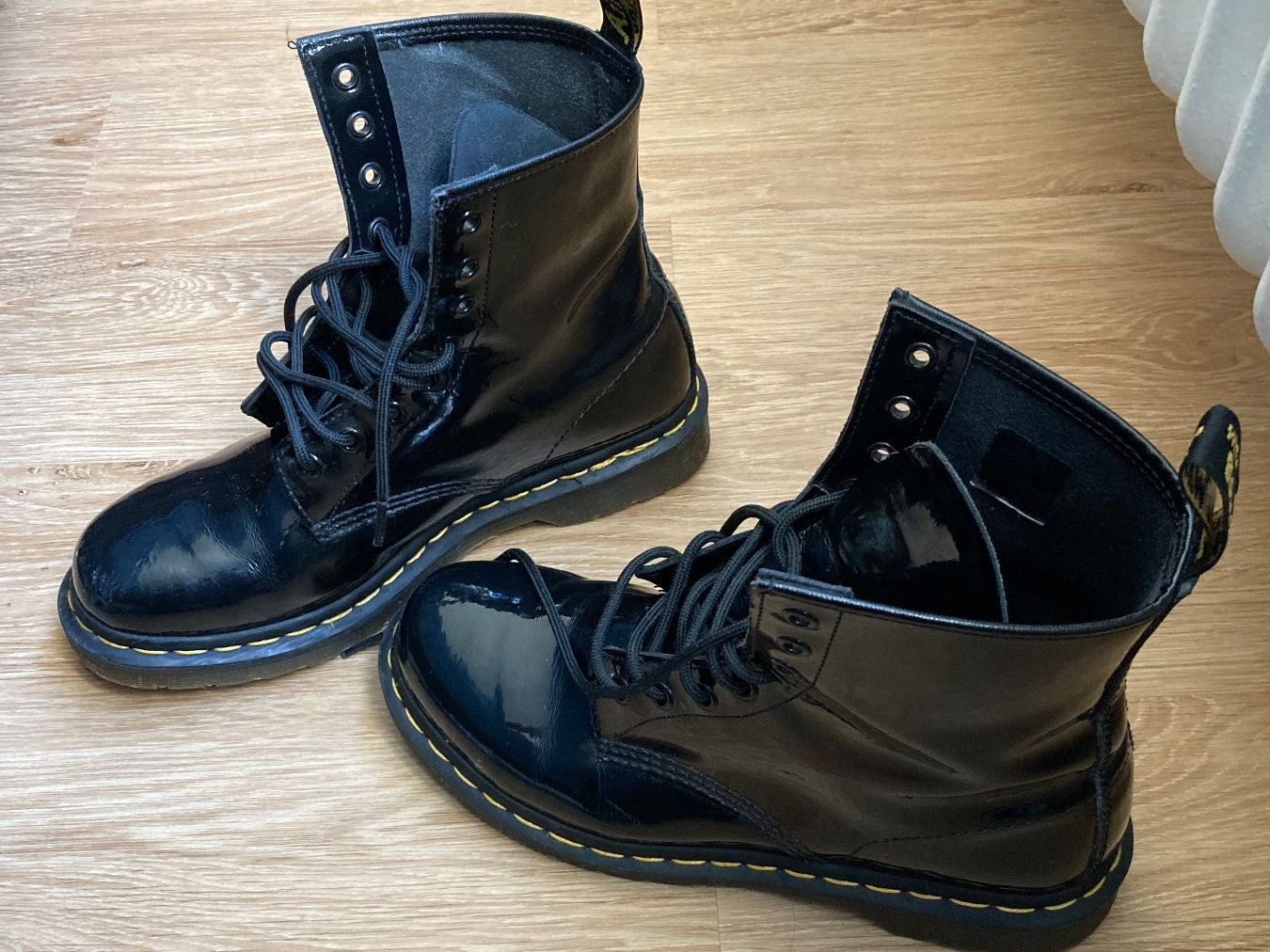 Dr. Martens Herrenschuhe: Dr. Martens Boots Kunstleder glänzend – Gebraucht aus Zürich von vesieber 1