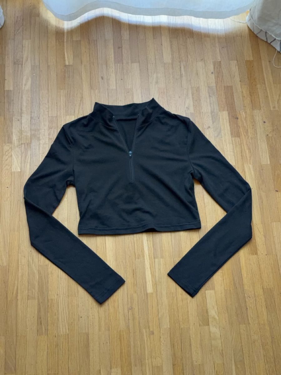 Tops: Pull noir avec zip – Neu und originalverpackt aus Le Lignon von Ana2831