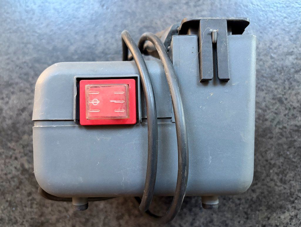 Tutti gli attrezzi: Affûteuse Boss BE100 électrique. – Usato da Châtillon JU venduto da laoo 1