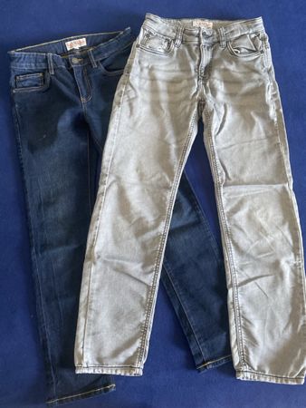 Jeans: 2 Paar in Grau & Dunkelblau, Grösse 152/158
