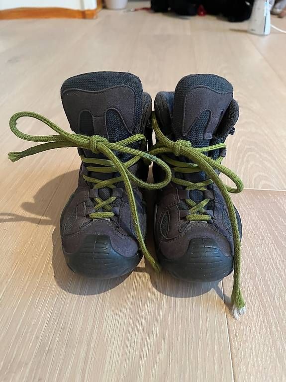 Lowa Scarpe da uomo: LOWA Wanderschuhe mit Gore-Tex, Grösse 29 – Usato da Humlikon venduto da kar_xhg8