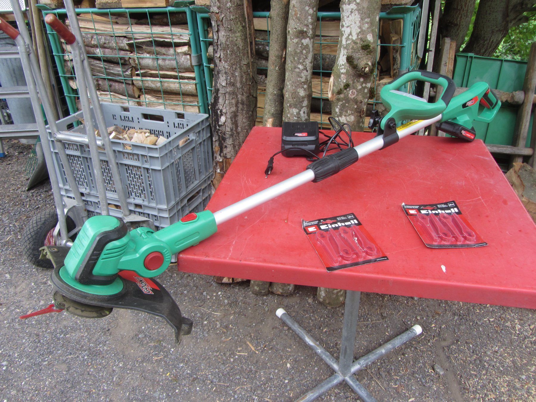 Tous les outils: AKKU Rasentrimmer mit Ladegerät – D'occasion à Wolfhalden par Quiria68
