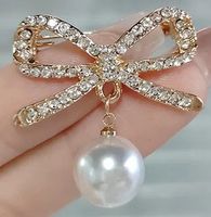 Brosche C-552 – Fliege – Strass & Kunstperle – 3,2 x 3,3 cm