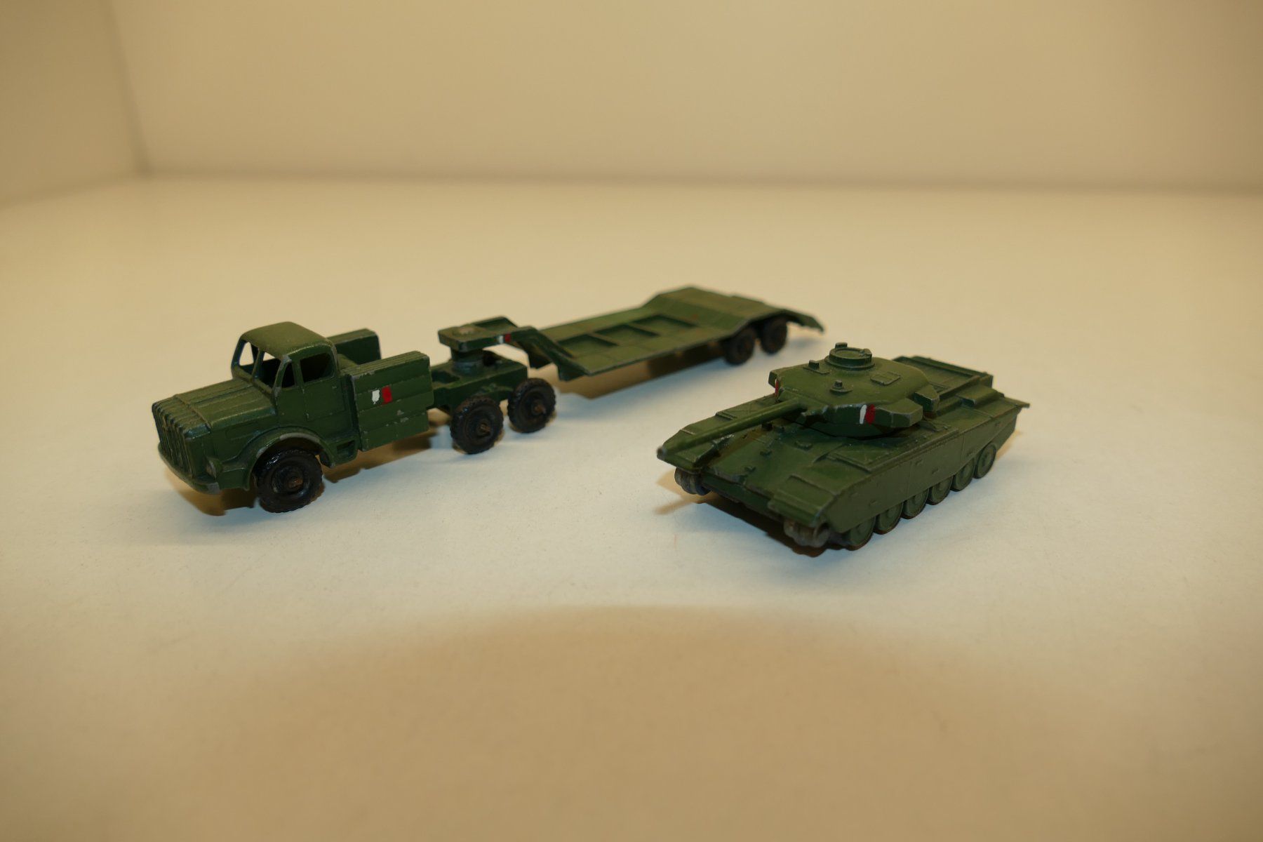 Lesney Modellautos: Lesney: Panzertransport mit Panzer Einheit 2 – Gebraucht aus Niederhasli von rail-duerst