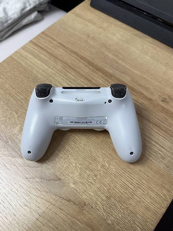 Sony Console: SONY PS4 DUALSHOCK 4 WIRELESS CONTROLLER (WEISS) – Usato da Wohlen AG venduto da Capo13 1