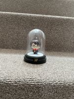 Harry Potter Figur in Kuppel mit HP Logo neuwertig