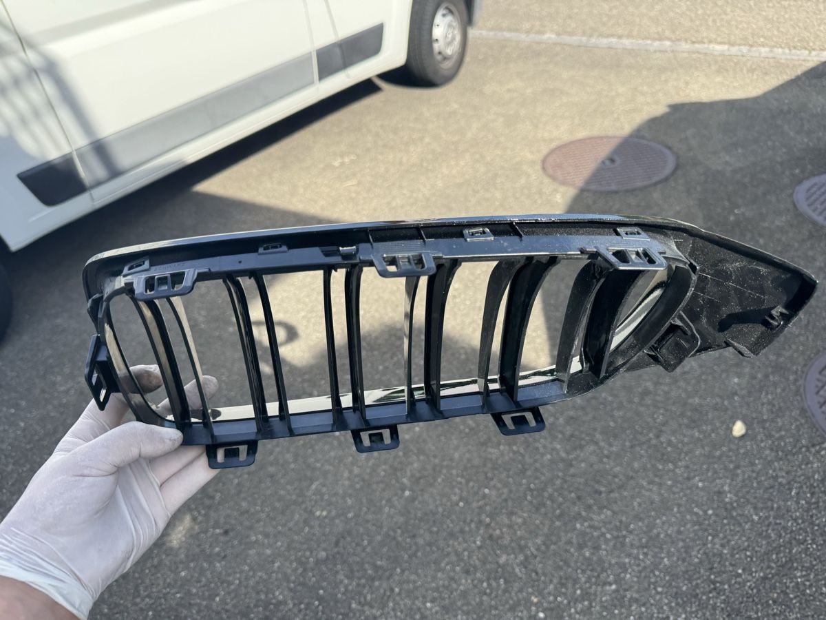 BMW Tutti pezzi di ricambio auto: BMW Nieren f80 m3 schwarz  – Usato da Frenkendorf venduto da jorge0000 1